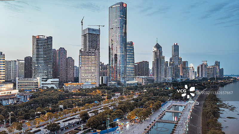 蓝调时刻，南昌城市高楼夜景，秋水广场图片素材