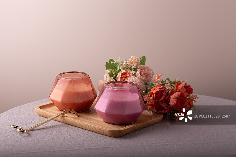 彩色熏香多边形玻璃杯蜡烛和鲜花图片素材