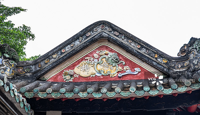 广东省佛山祖庙岭南古建筑屋脊上的陶塑灰塑艺术图片素材