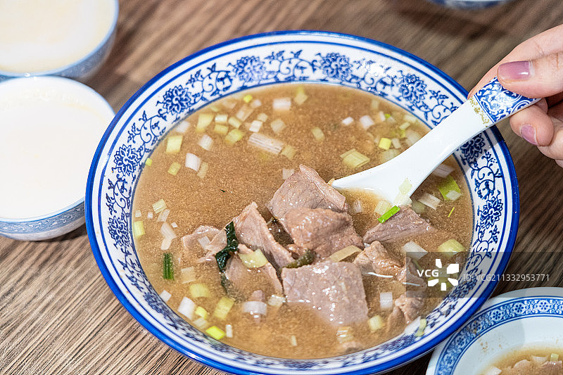 青藏高原青海藏族海北传统美食羊肉汤图片素材