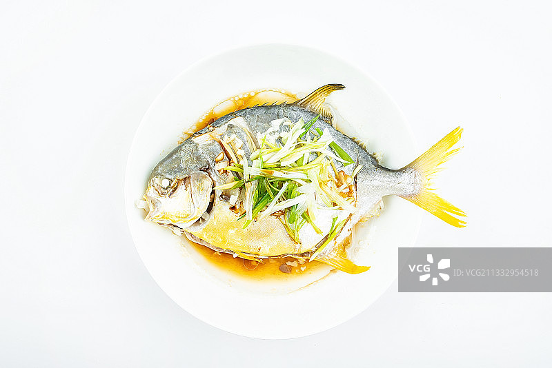 中餐家常菜清蒸金昌鱼在白背景上图片素材