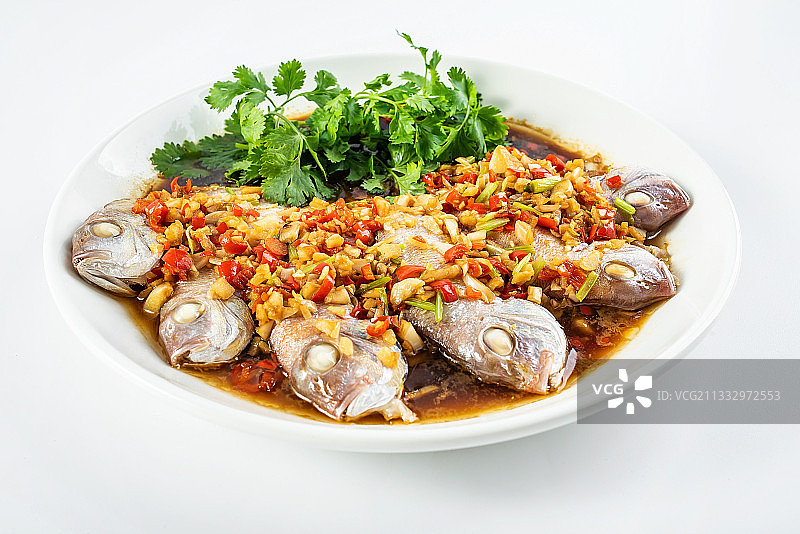 中国家常菜辣椒蒸红鲷鱼在白背景上图片素材