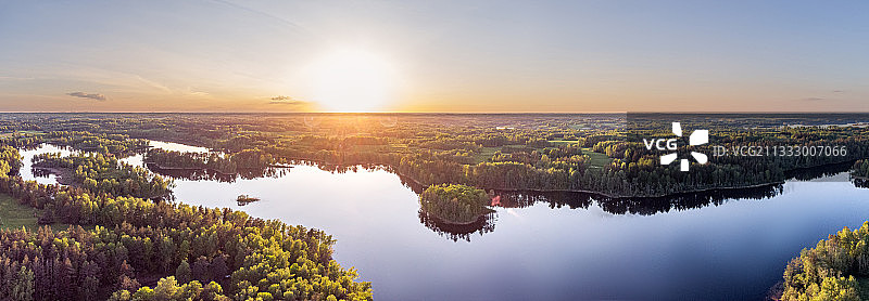 立陶宛日落时湖泊的风景图片素材