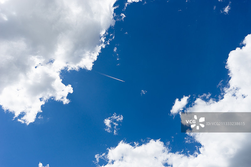 低角度的云在天空，霍伦斯泰特，德国图片素材
