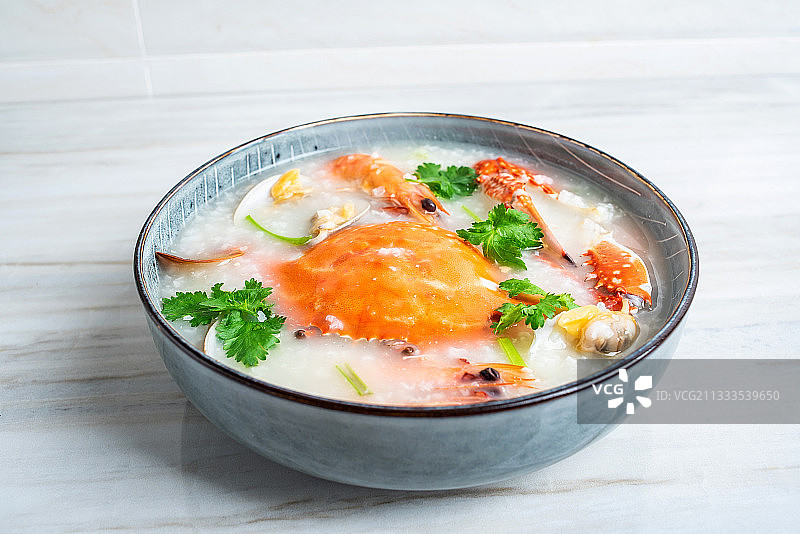 中国潮汕砂锅粥一碗虾蟹海鲜粥图片素材