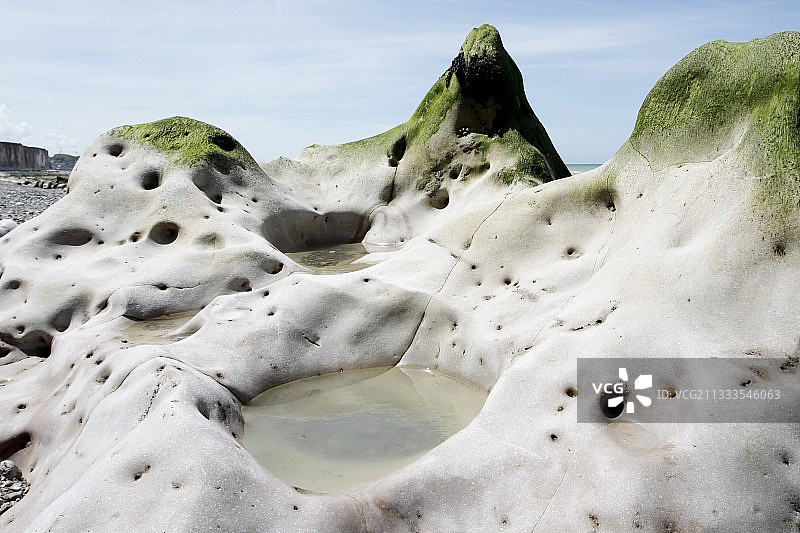 法国诺曼底滨海索特维尔海滩上退潮时的岩石图片素材