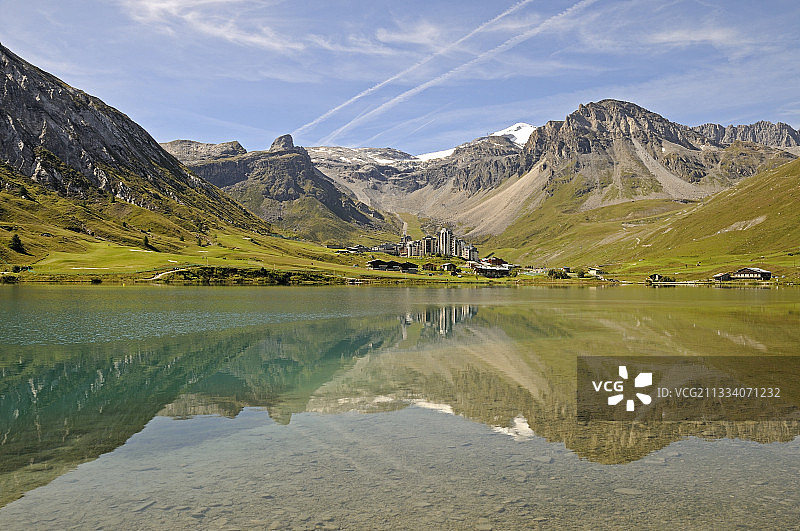 Tignes湖和度假胜地夏季法国阿尔卑斯山图片素材