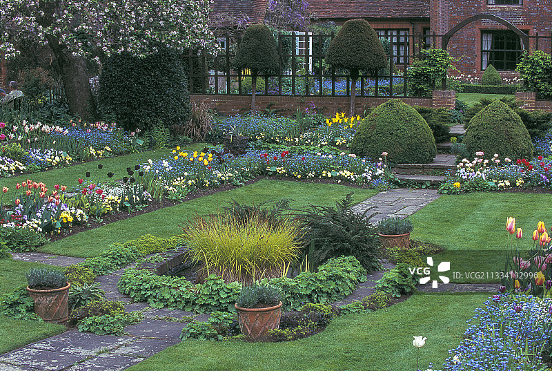 Chenies Manor Gardens, Elizabeth McLeod Matthews Planter的创作，Rickmansworth，英国白金汉郡图片素材