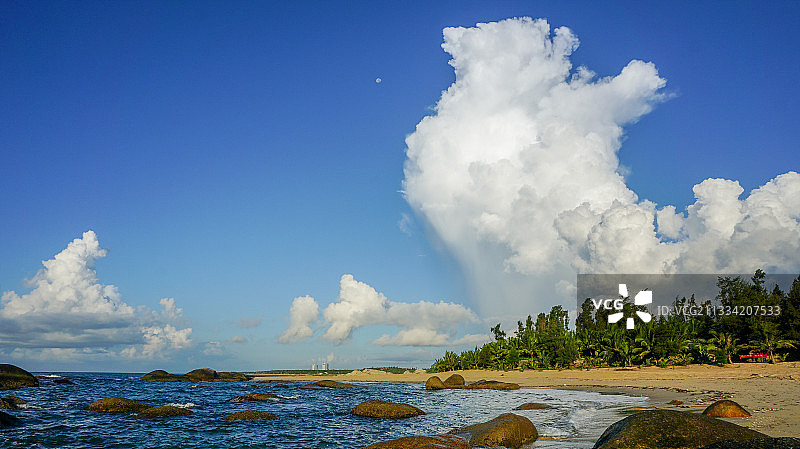 海南文昌的海水沙滩云层图片素材