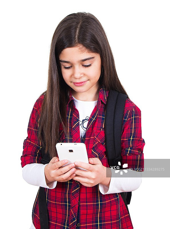 女孩站在白色背景下使用手机图片素材