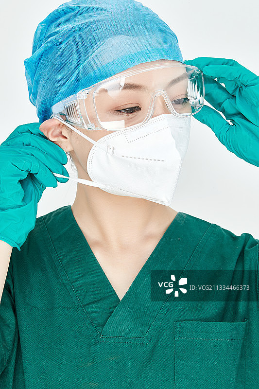 女性医护人员展示规范的口罩正确佩戴方式图片素材