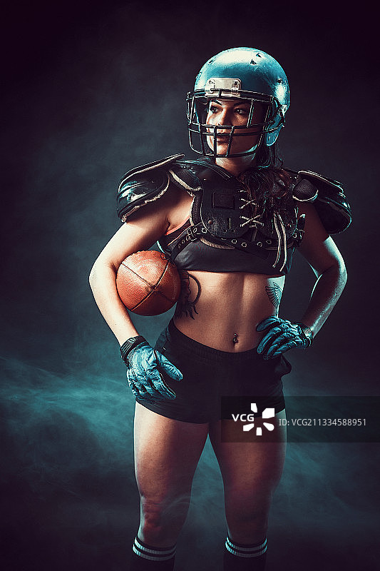 玩橄榄球的女人图片素材