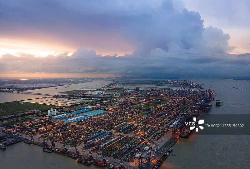 暴风雨来临前的广州南沙码头图片素材