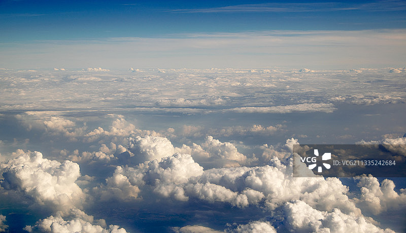 云景对天空的鸟瞰图图片素材