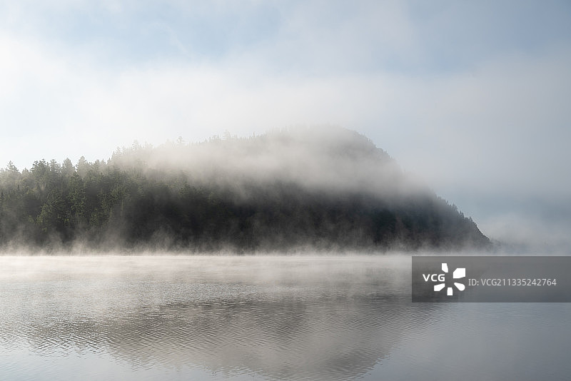 加拿大魁北克省，天空映衬的湖景图片素材