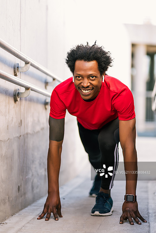 一幅黑人在城市里锻炼的照片图片素材