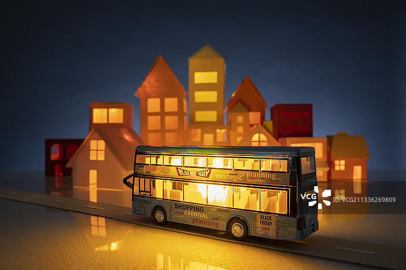 房屋楼群和双层巴士模型图片素材