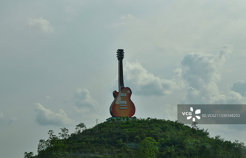 贵州省遵义市正安县三江镇巨型吉他雕塑图片素材