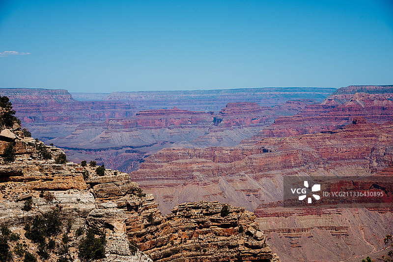 美国亚利桑那州大峡谷国家公园，岩石山与晴朗的天空相映衬的风景图片素材