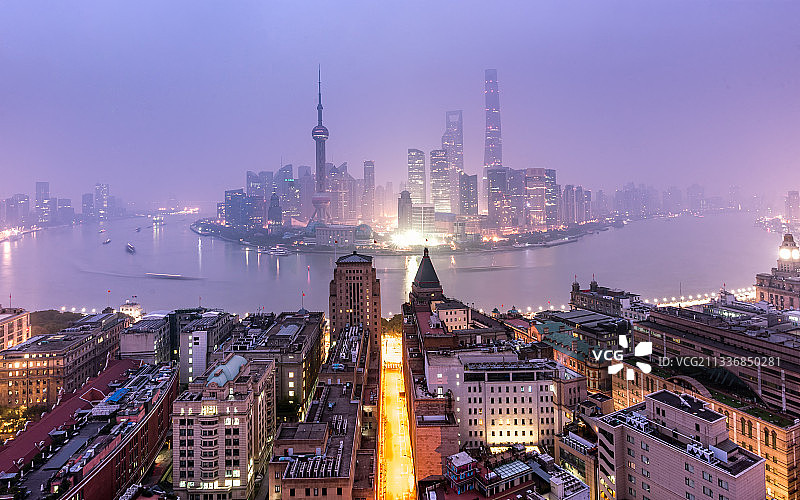上海梅雨季雾霾天陆家嘴日出城市风光全景图片素材