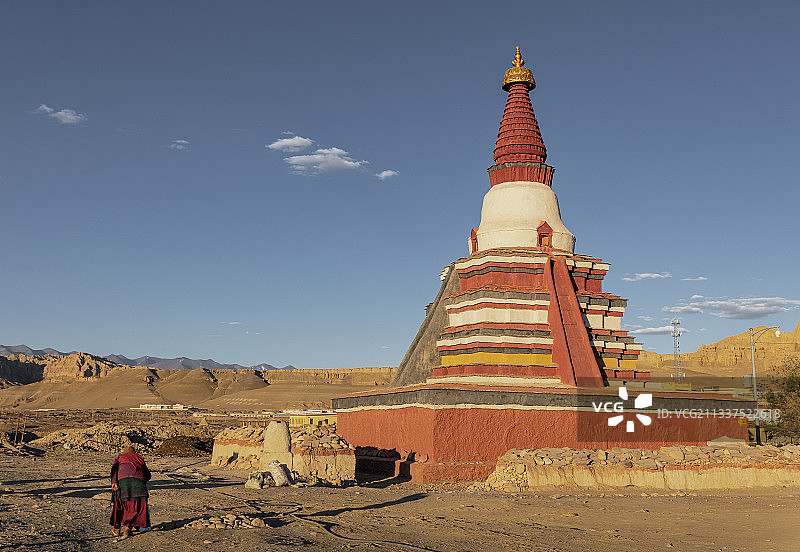 西藏阿里托林寺朝圣的老人图片素材