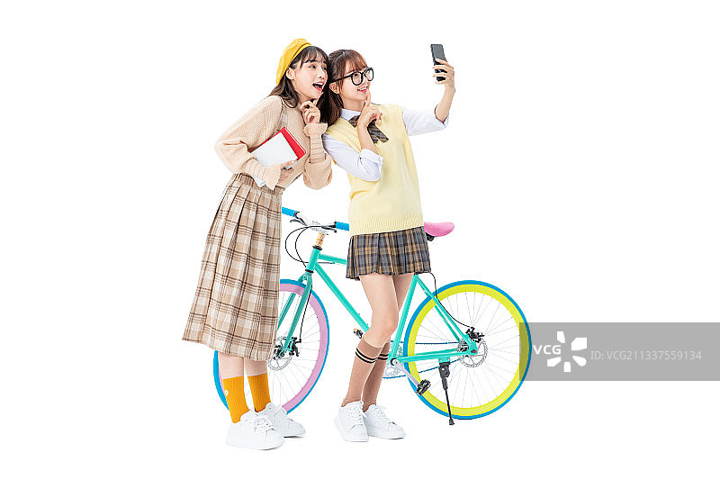 站在自行车前的两个年轻女生图片素材