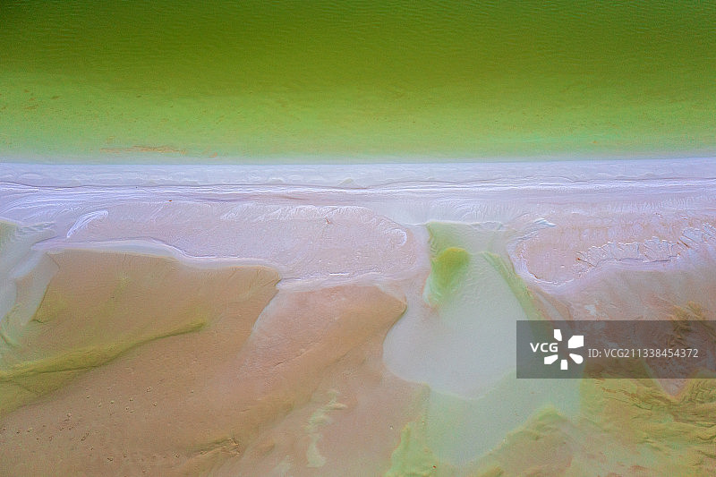 航拍中国最大的盐湖青海察尔汗盐湖的多彩世界图片素材