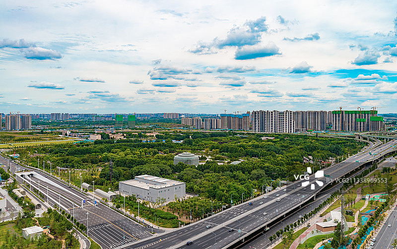 河南郑州西四环绕城公路城市植物园公园蓝天白云城市地平线景观图片素材