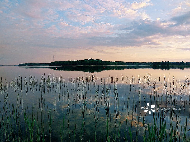 日落时分，芬兰Raseborg湖上的风景图片素材