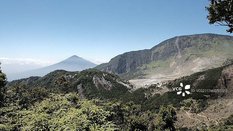 印度尼西亚的帕潘达延山，在晴朗的天空下的风景图片素材