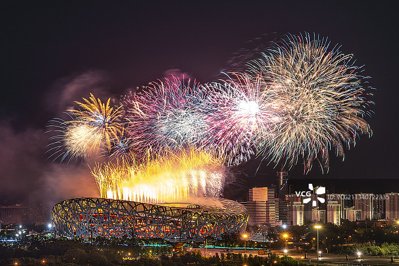 庆祝建党100周年中国首都北京朝阳鸟巢奥林匹克公园烟花表演图片素材