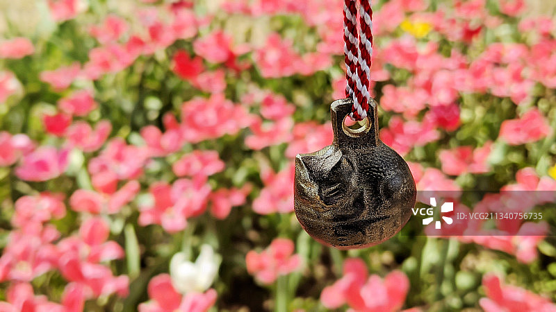 郁金香与日式猫型铜铃铛图片素材