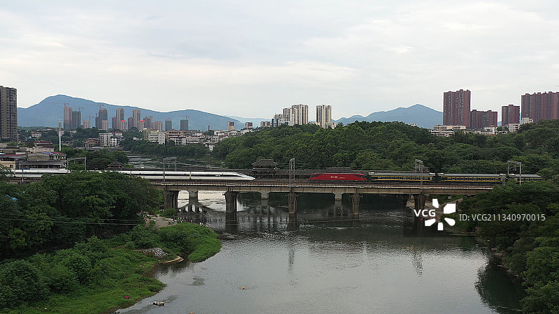 桂林城市河流上的铁路桥图片素材