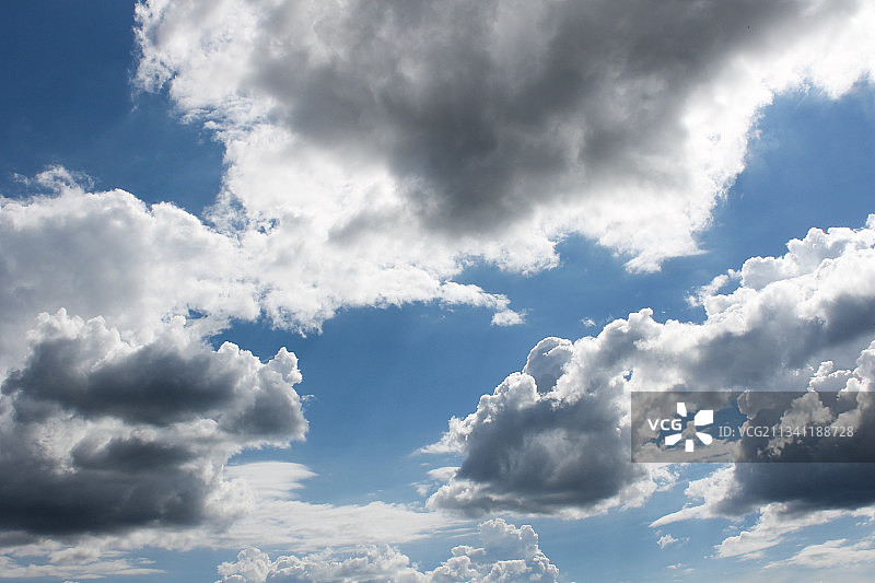 美国佛罗里达州坦帕市，天空中的云的低角度视图图片素材