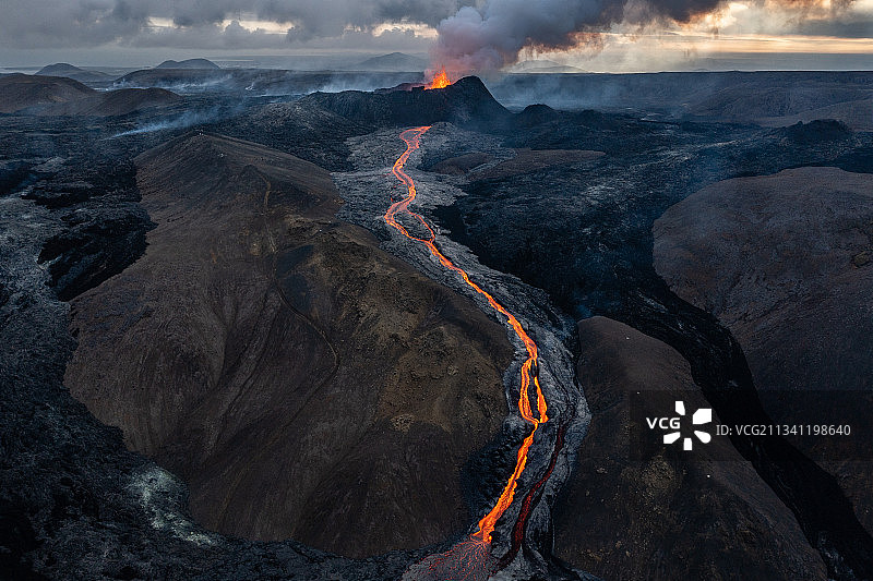 冰岛Geldingadalsgos火山，带蒸汽的火山口熔岩鸟瞰图图片素材