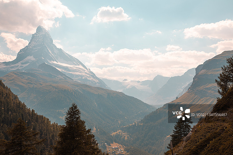 瑞士采尔马特，白雪皑皑的山峰在天空的映衬下一览无余图片素材