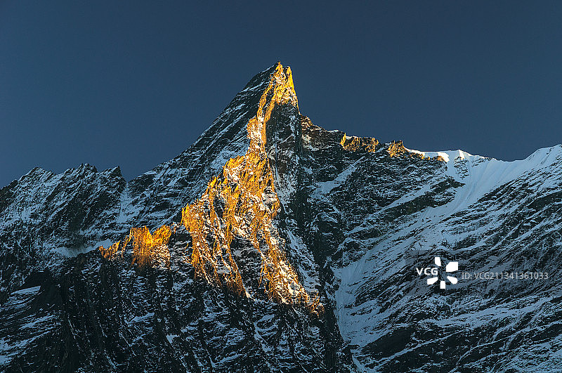 白雪皑皑的山在晴朗的天空下的低角度视图图片素材