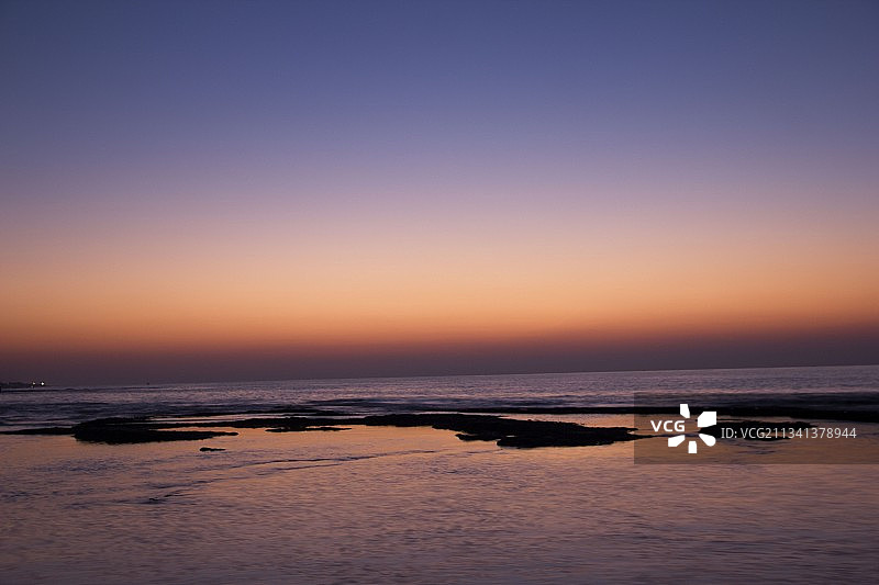 日落时湛蓝天空下的海景图片素材