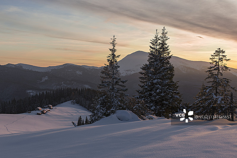 日落时，雪山映衬天空的风景图片素材