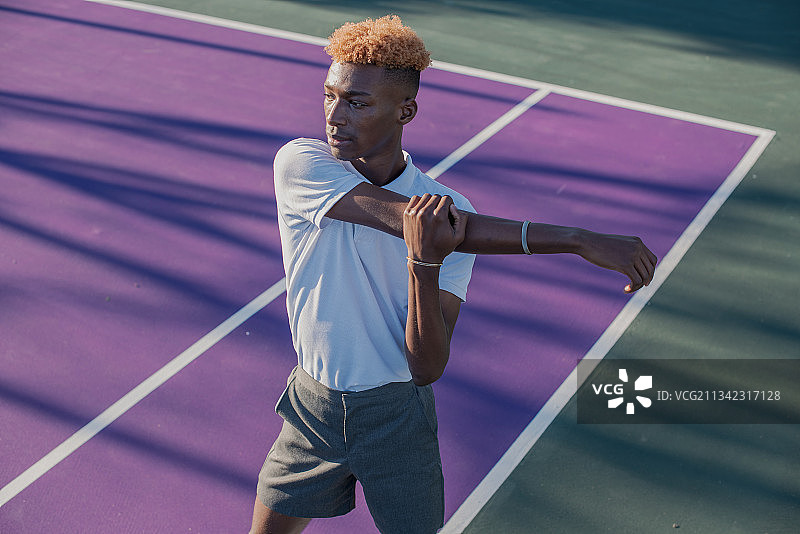 南非马卡达，男子打网球的高角度照片图片素材