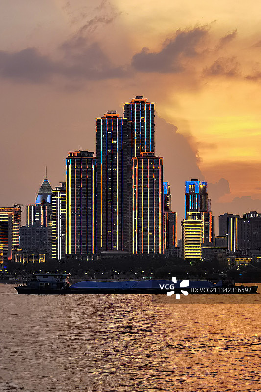 晚霞下的长江沿岸城市风光和灯光秀图片素材