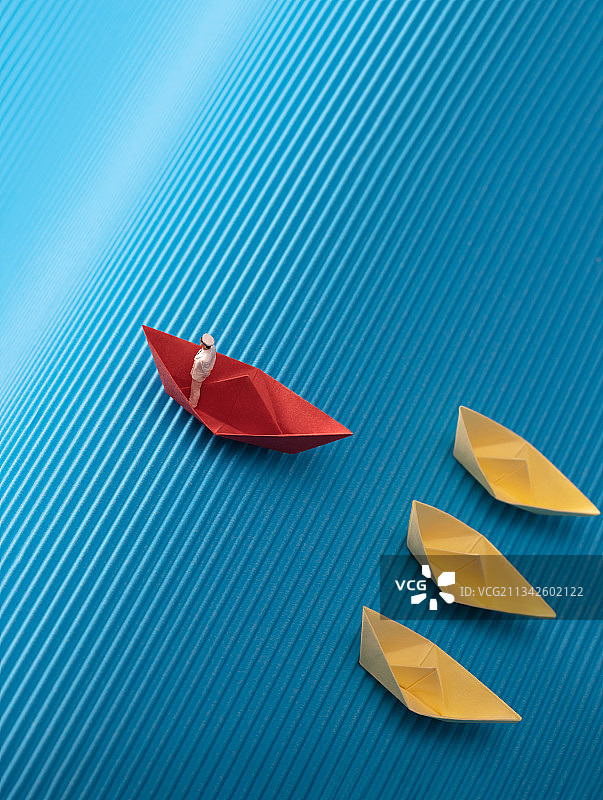 微缩创意蓝色浪尖上的纸船乘风破浪领航者图片素材