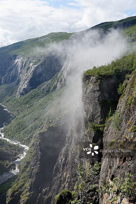 挪威，Fosslivegen，天空下的瀑布景观图片素材