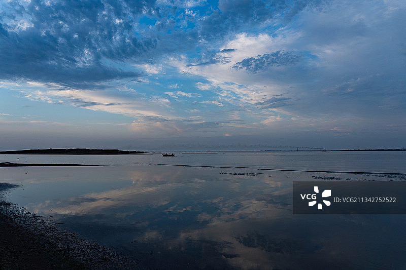 杜班迪，阿塞拜疆，日落时大海与天空的风景图片素材