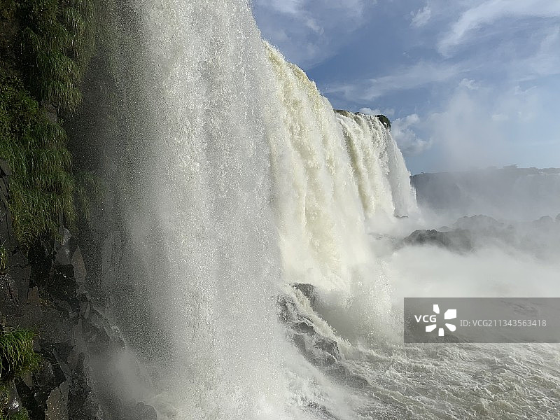 巴西，天空下的瀑布风景图片素材