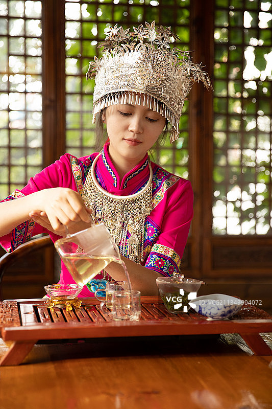 土家族女孩在泡一杯绿茶图片素材