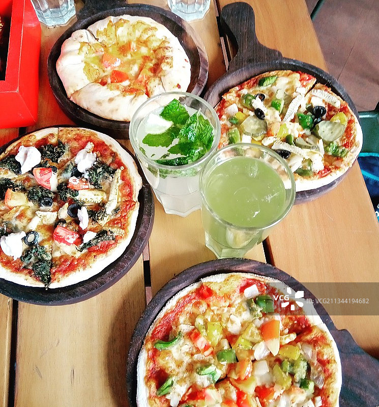 印度卡纳塔克邦班加罗尔，桌上披萨的高角度图片素材