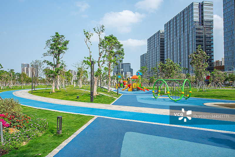 中国广东广州南沙区绿轴公园的儿童游乐场图片素材