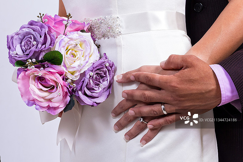 古巴圣克拉拉，新郎和新娘手捧花束的中段图片素材
