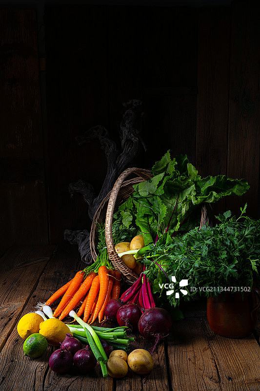 高角度的蔬菜在桌上图片素材